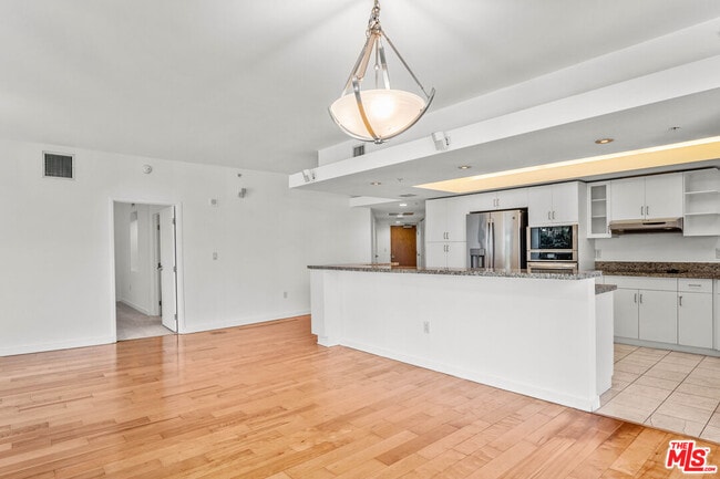 Building Photo - 13700 Marina Pointe Dr
