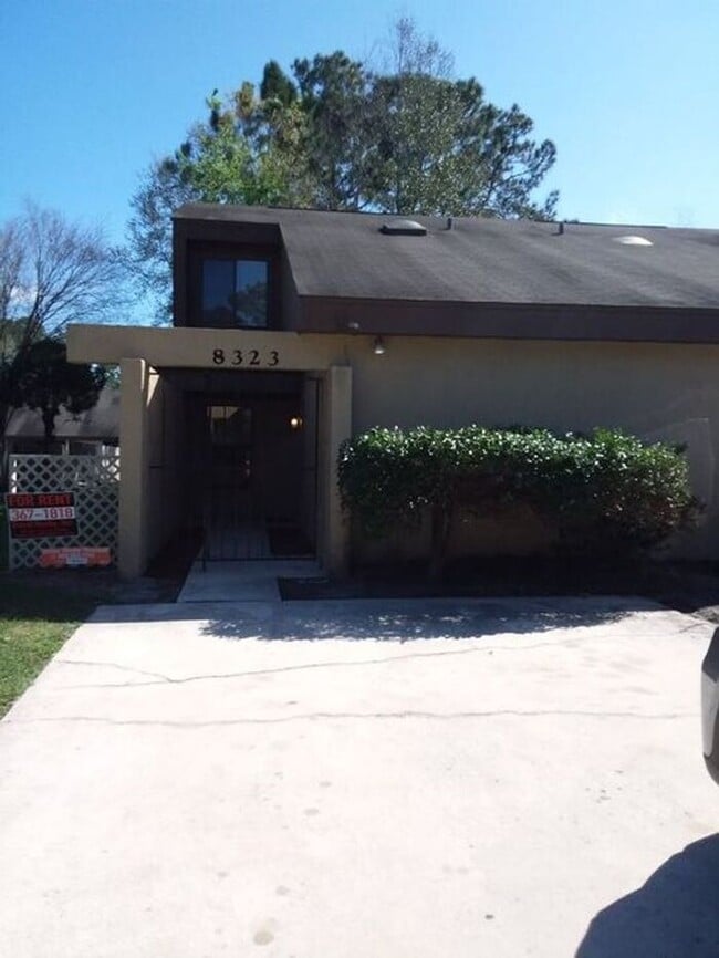 Building Photo - Beautiful 2/2 townhome located near NAS Jax