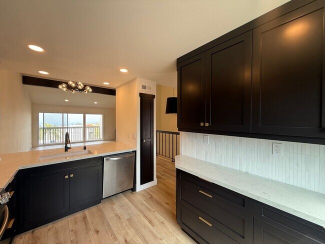 Building Photo - Stunning 2B/2.5BA Townhome in Carlsbad w/ ...