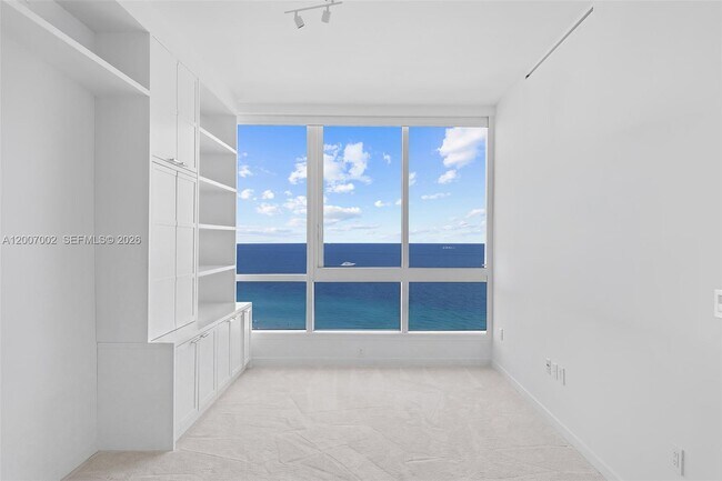 Building Photo - 100 South Pointe Dr