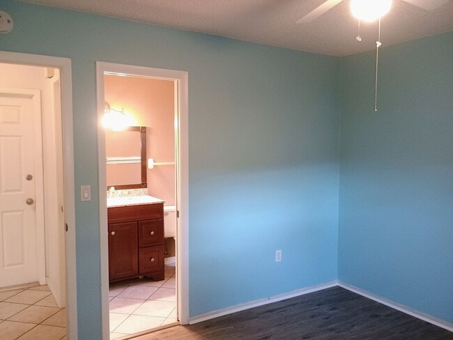 Building Photo - 2 bedroom 2 bathroom home with a screened in porch