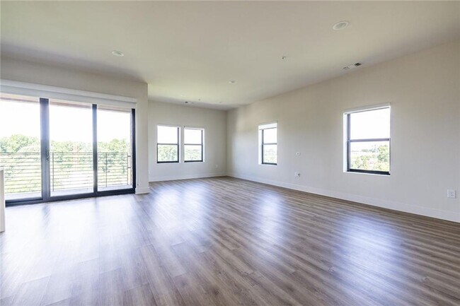 Building Photo - 112 Rogers St NE