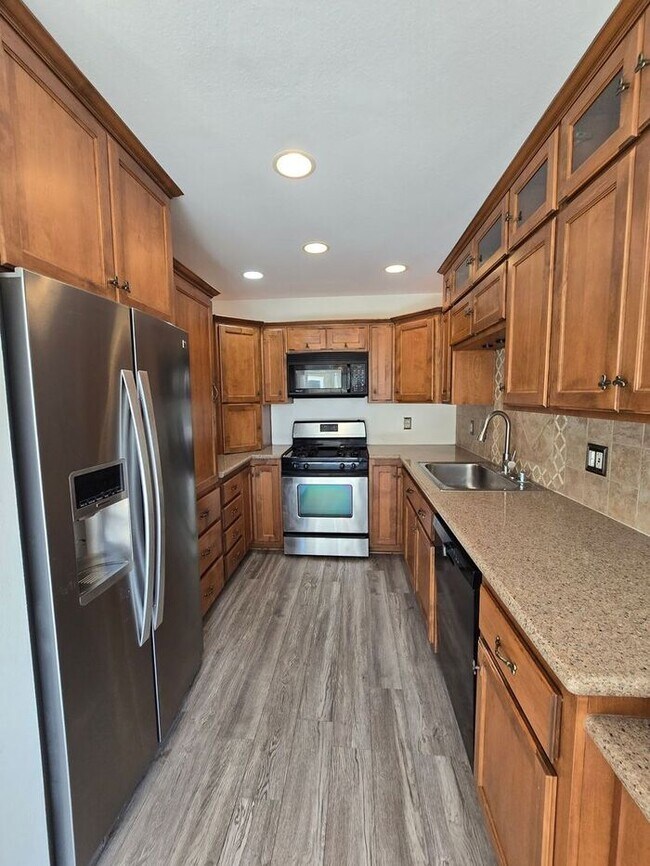 Building Photo - Unique 3 bedroom home located in the vibra...