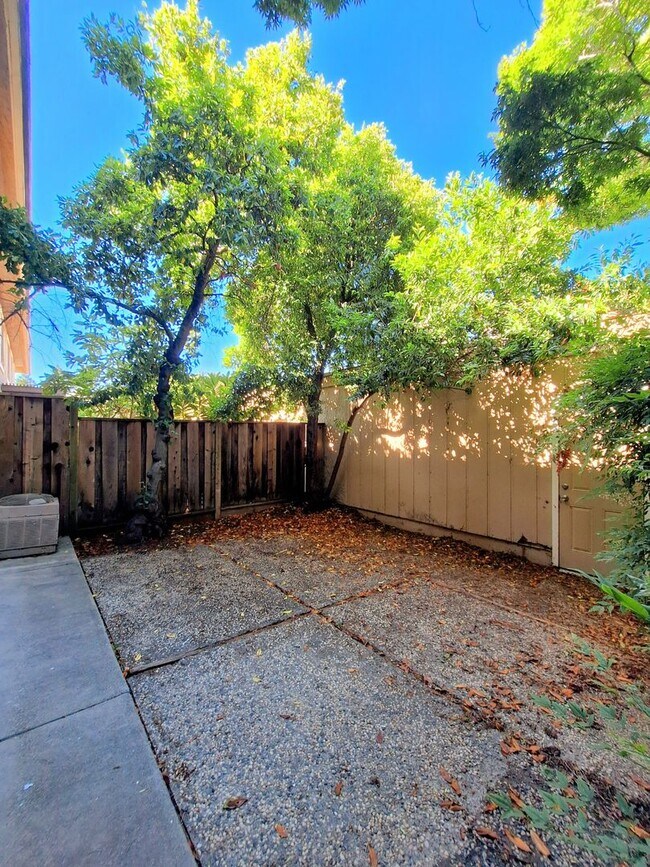 Building Photo - Beautiful & Spacious 3bd Townhouse w/Detached Garage