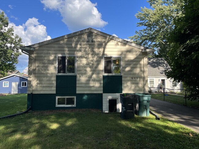 Building Photo - 606 Spartan Ave