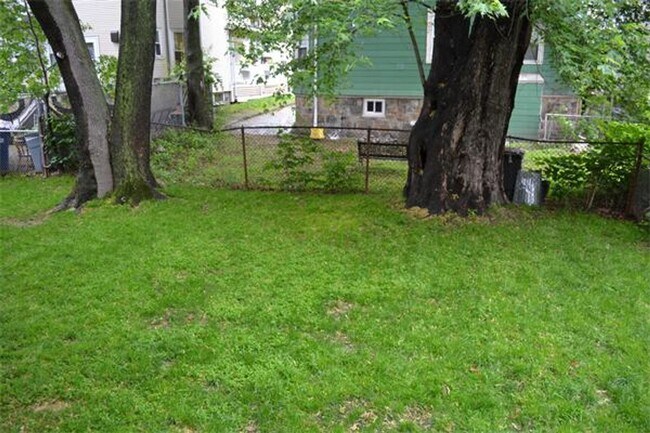 Building Photo - BU 1-bed split(2 Bedroom w/o LR) w/heat