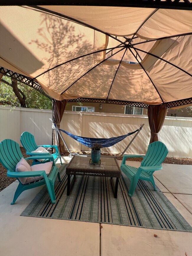 Building Photo - ABSOLUTELY AMAZING! Large 4 bedroom 2 stor...