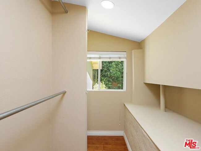 Building Photo - 526 N Emerald Dr