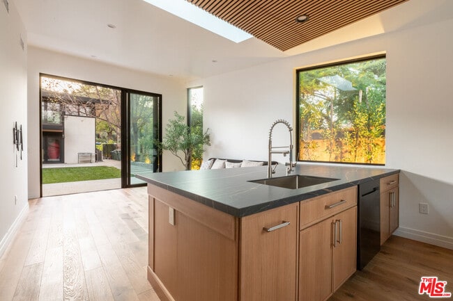 Building Photo - 1095 Chula Vista Pl