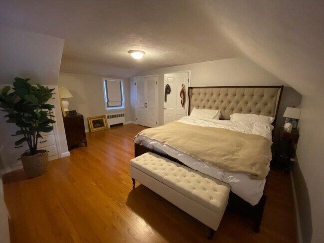 Building Photo - 34 Hazelton Ave