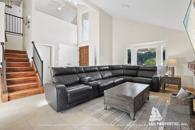 Building Photo - Beach Townhome Vacation Rental with two car garage!