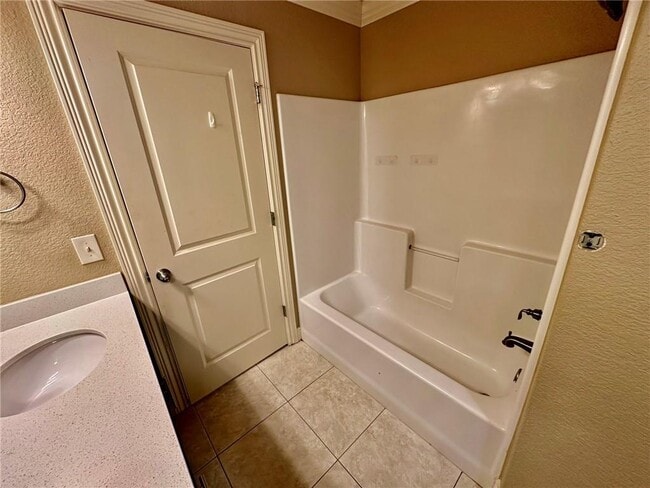 Building Photo - 6613 W Valley View Rd