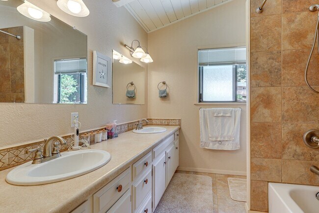Building Photo - 2820 Greenway Dr