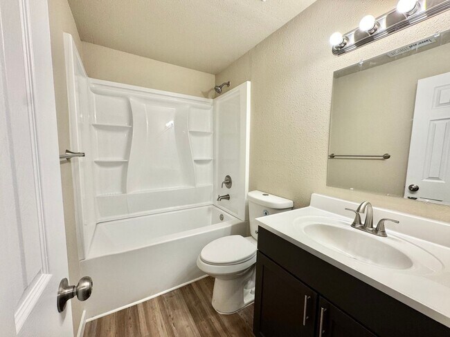 Building Photo - Newly Renovated 2 Bedroom/1 Bath! Option of TWO MONTHS FREE RENT!