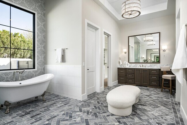 Building Photo - 6500 E Cactus Wren Rd