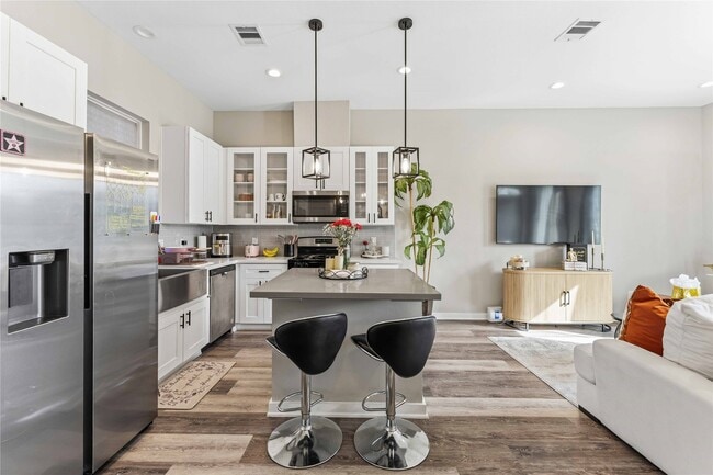 Building Photo - 405 Stonework Garden Ln