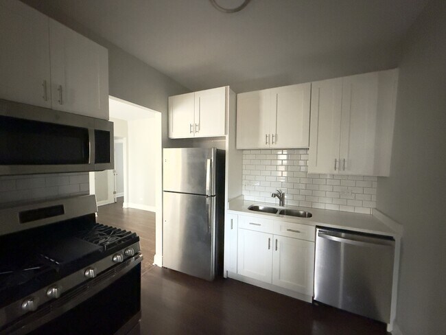 Building Photo - 3351 W Sunnyside Ave