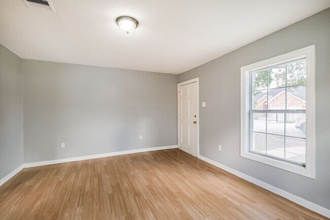 Building Photo - Charming Front Unit