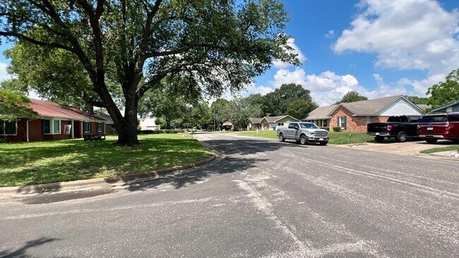 Building Photo - 903 Milroy Dr W