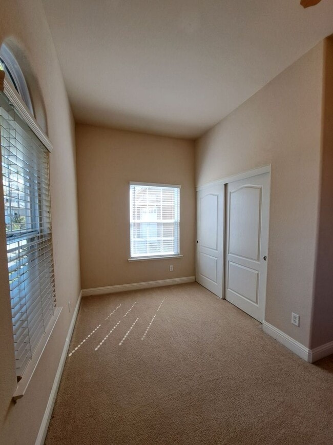 Building Photo - Charming 4 Bedroom House To Call Home!