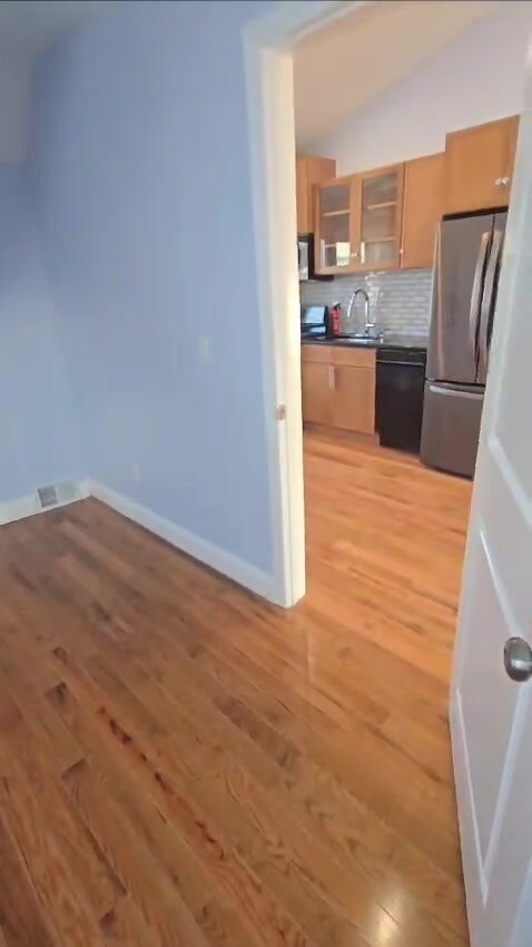 Building Photo - 16 Momm Ct