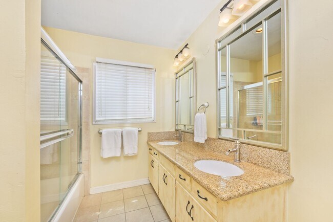 Building Photo - 1727 W Balboa Blvd