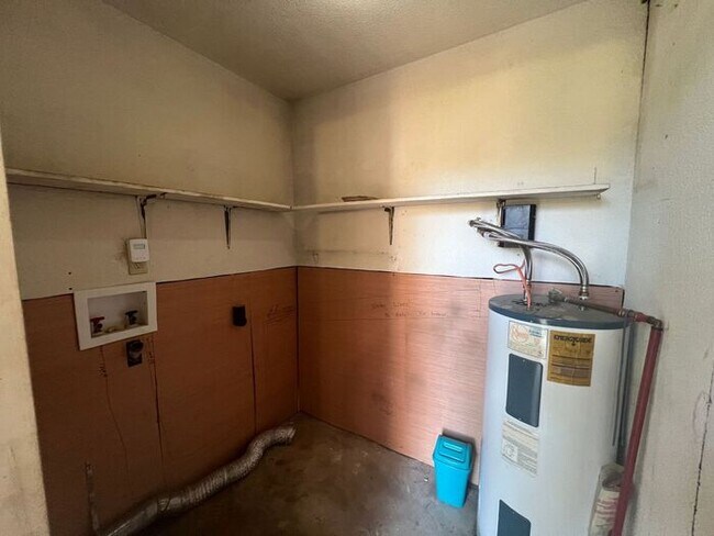 Building Photo - Pensacola - 2 Bedroom, 1 Bathroom - lawn care included