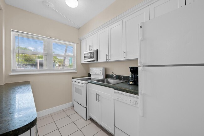 Building Photo - 741 Bayshore Dr