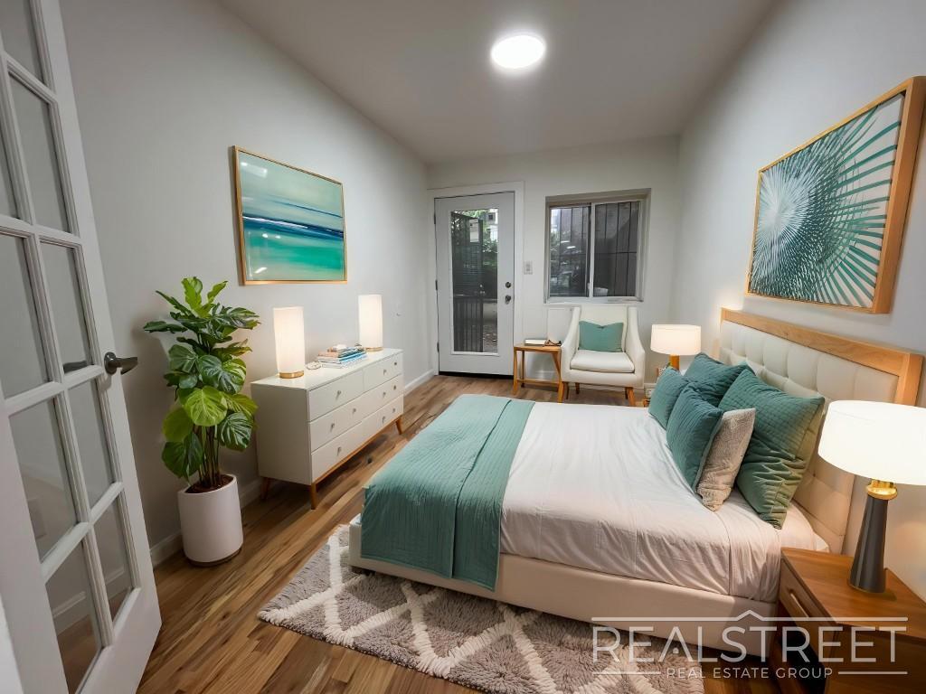 Building Photo - Massive 3BD/3BA Renovated Duplex with Home...