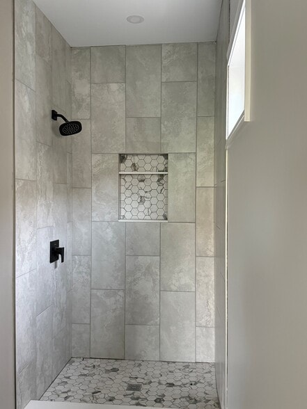 Bathroom 1 (en-suite) - 131 Boston St