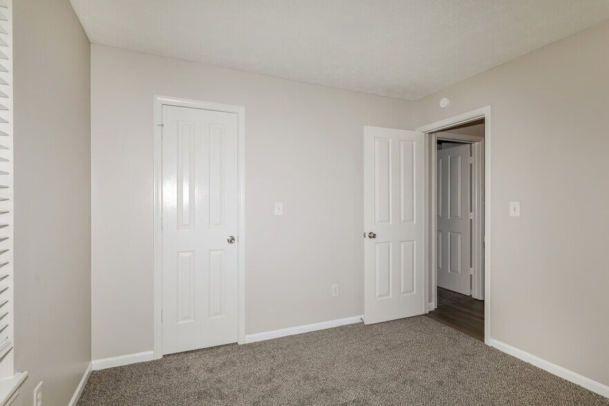 Building Photo - 1010 E Killian Dr