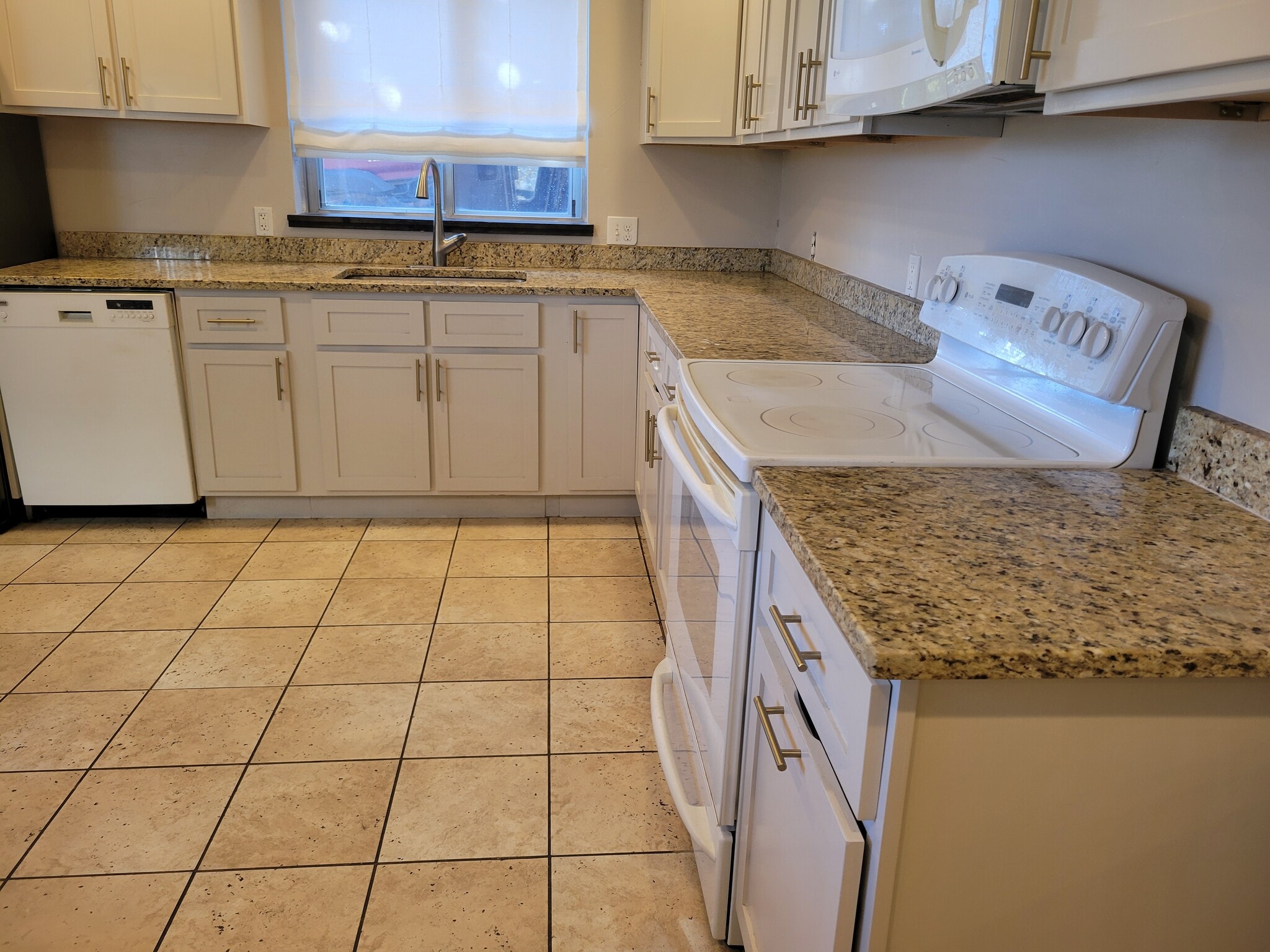 Kitchen - 16061 W 56th Plz