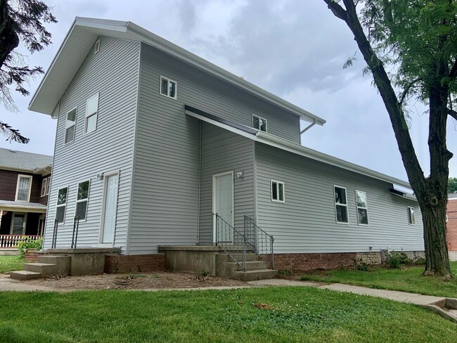 Primary Photo - 203 W South St