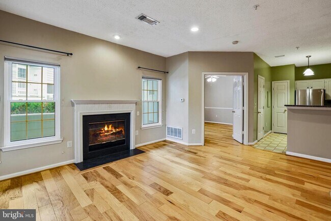 Building Photo - 1708 Lake Shore Crest Dr