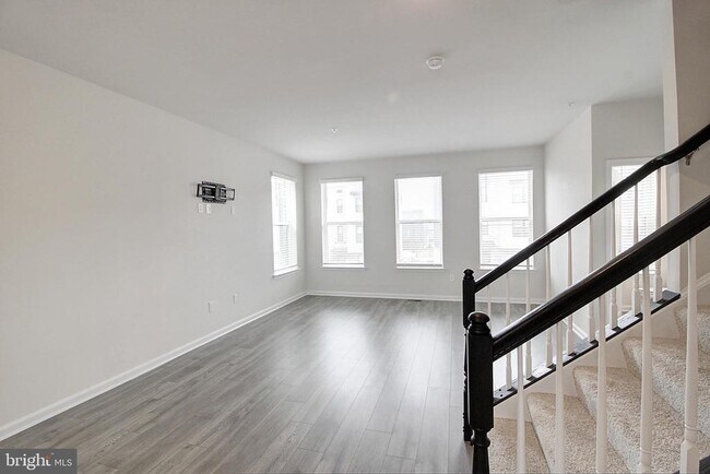 Building Photo - 470 Tiller St