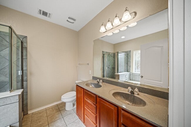 Building Photo - 4 Bedroom/2.5 Bath Mustang Valley Subdivision