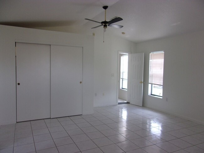 Building Photo - 2261 Maximilian Ave