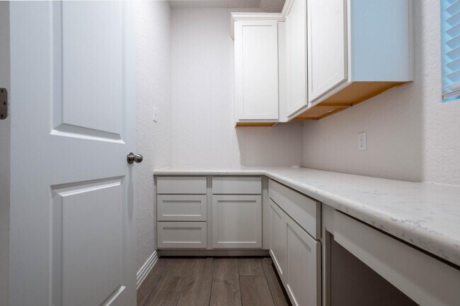 Building Photo - 2089 Egret Ave