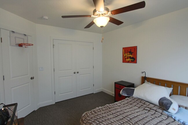 Building Photo - DESERT COLOR 3 Bed 2.5 Bath