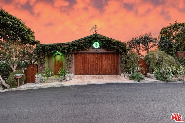 Building Photo - 3916 Rambla Orienta