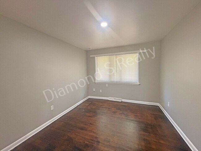 Building Photo - MOVE IN SPECIAL!  Spacious 3 Bed, 2 Bath Home with Large Yard Available!