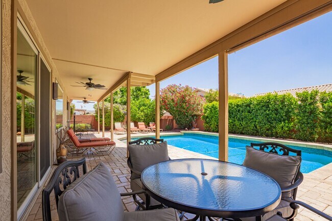 Building Photo - Gorgeous Winter Retreat - Fully Furnished