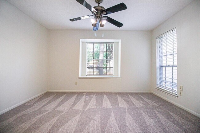 Building Photo - 4 Brentwood Oaks Ct