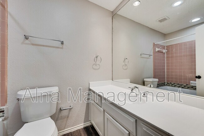 Building Photo - 1812 Medina Dr