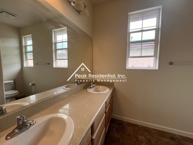 Building Photo - Beautiful 4bd/2.5ba Folsom Home with 2 Car Garage!