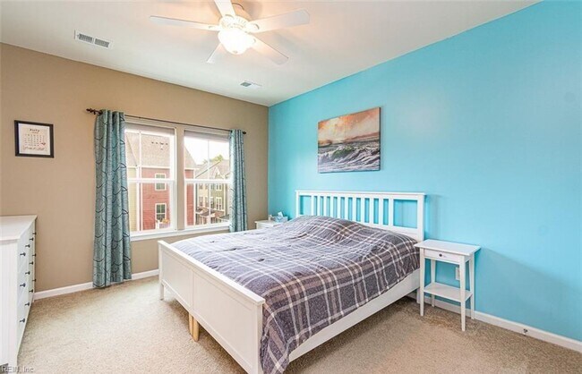 Building Photo - Gorgeous Tri-Level Condo