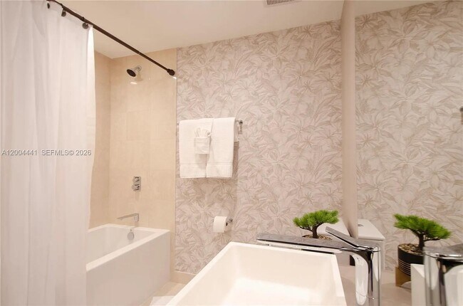 Building Photo - 1000 Brickell Plaza