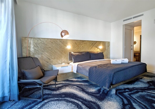 Building Photo - 3101 Bayshore Dr