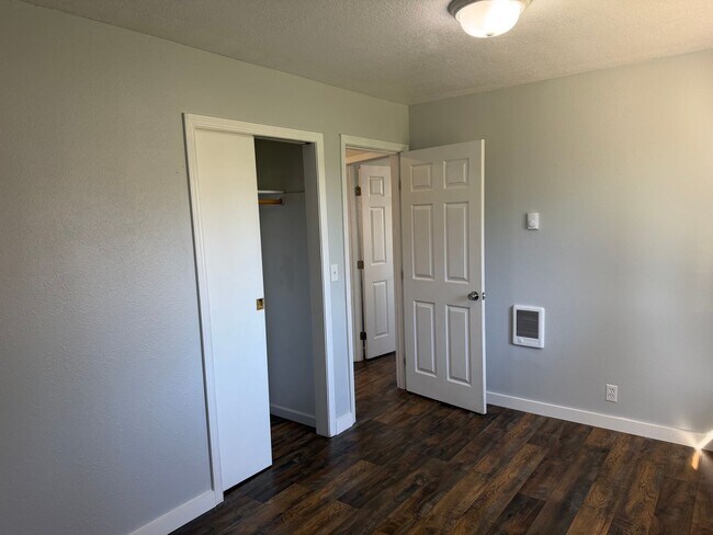 Building Photo - Updated 3 bedroom 1.5 bathroom house in Springfield!