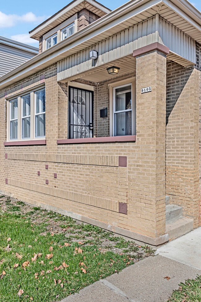 Building Photo - 9105 S Racine Ave